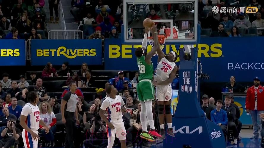 克塔起飞试图双手隔扣,斯图尔特正面拦截完成大帽拒绝 克塔起飞试图双手隔扣,斯图尔特正面拦截完成大帽拒绝